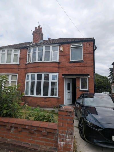 Room available in spacious 3 bed house Main Photo