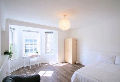 Huge Studio Style Room! Amaz Windows! 5 mins Stat Main Photo