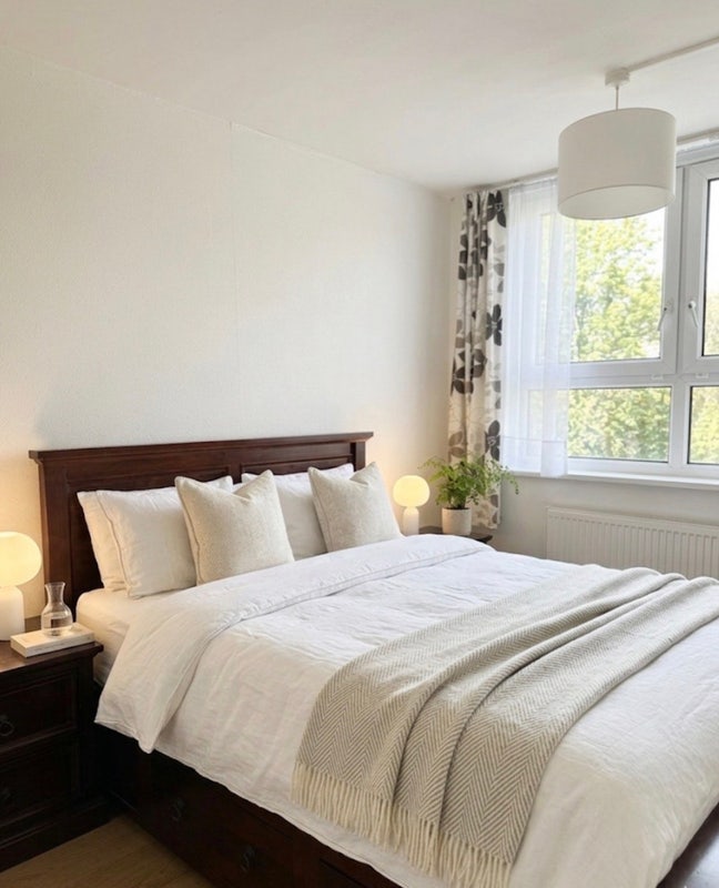 Incredible King Bed! Big Windows! 5 mins from Stat Main Photo