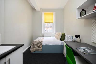 Cosy private room by Buckingham Palace with desk Main Photo