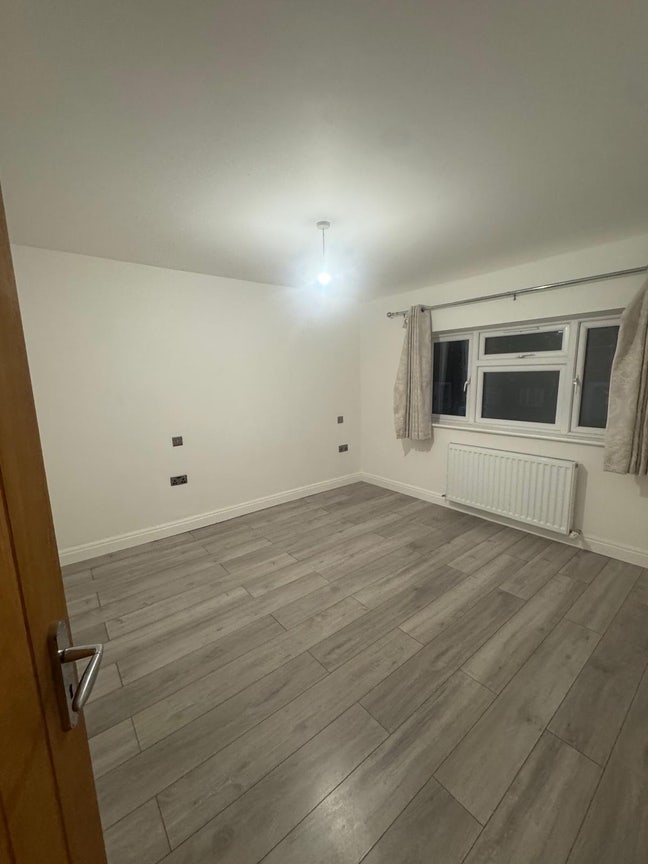 3 bedrooms available Main Photo