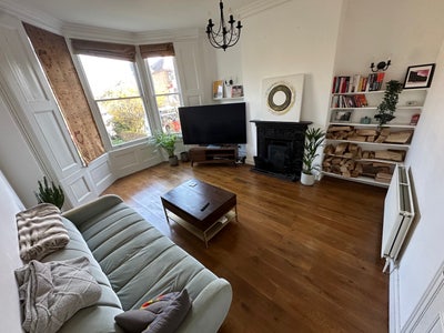 Beautiful bedroom in a two bed flat - Crouch End.  Main Photo