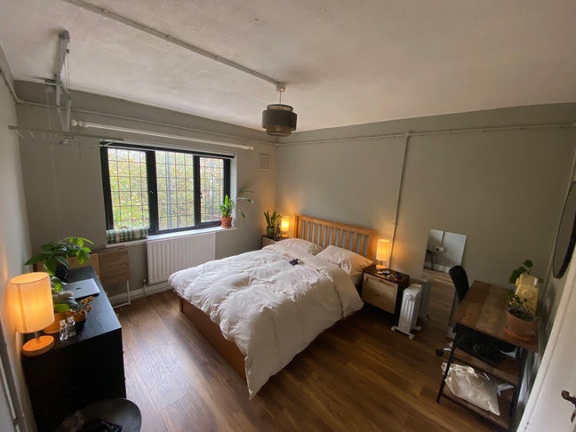 Double room above a pub in a flatshare. Main Photo