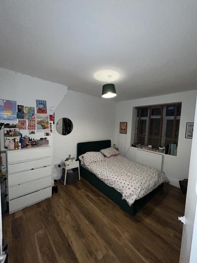 Large double room in a two bedroom flat  Main Photo