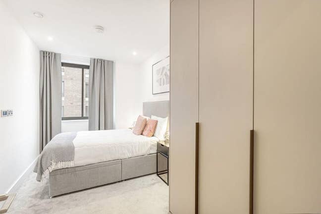 Double room in modern Hoxton flat Main Photo