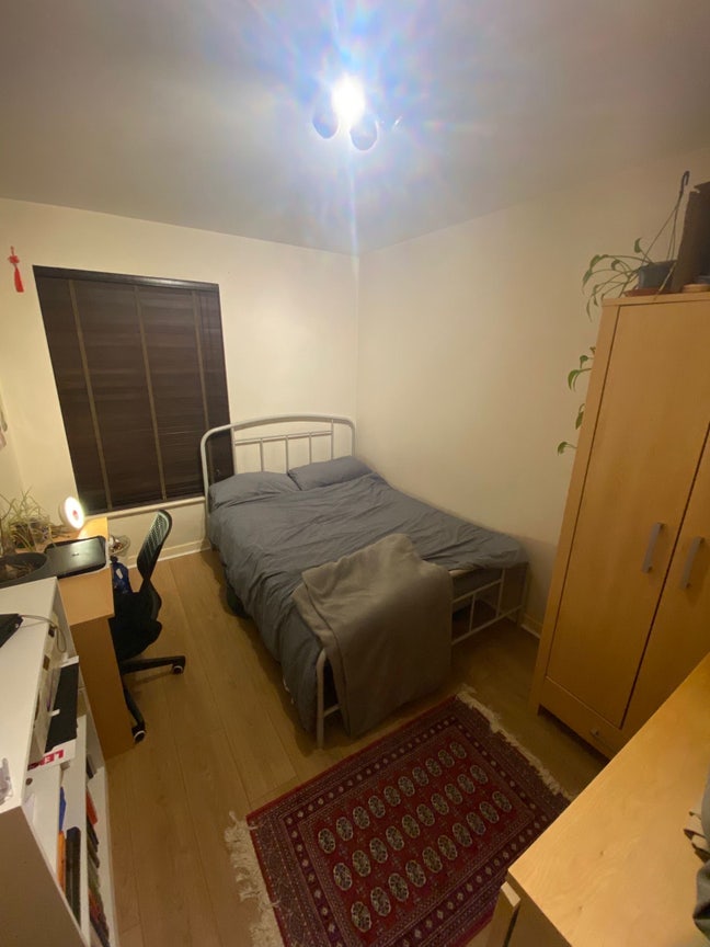 Lovely clean room close to train station! Main Photo