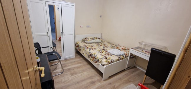 Room sharing available in east London  Main Photo