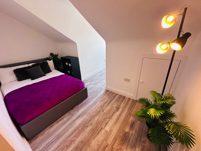 Double Bedroom with En-suite- All bills included Main Photo