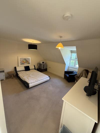 Super Large double bedroom ensuite in priv estate Main Photo