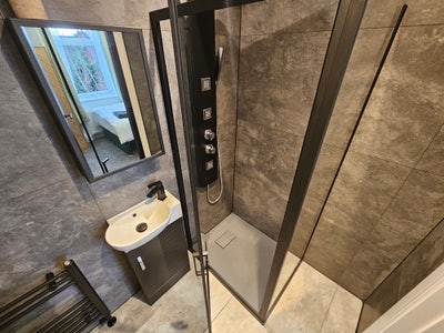🚀🤩Brand New En-suited Room - Thorold St🤩🚀 Main Photo