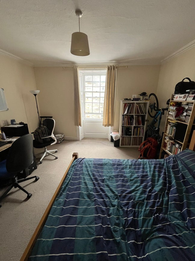 Room in Rose street Main Photo