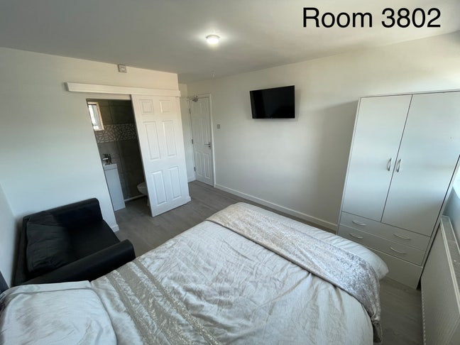 3802 - Large Double EnSuite Room– Prime Location Main Photo