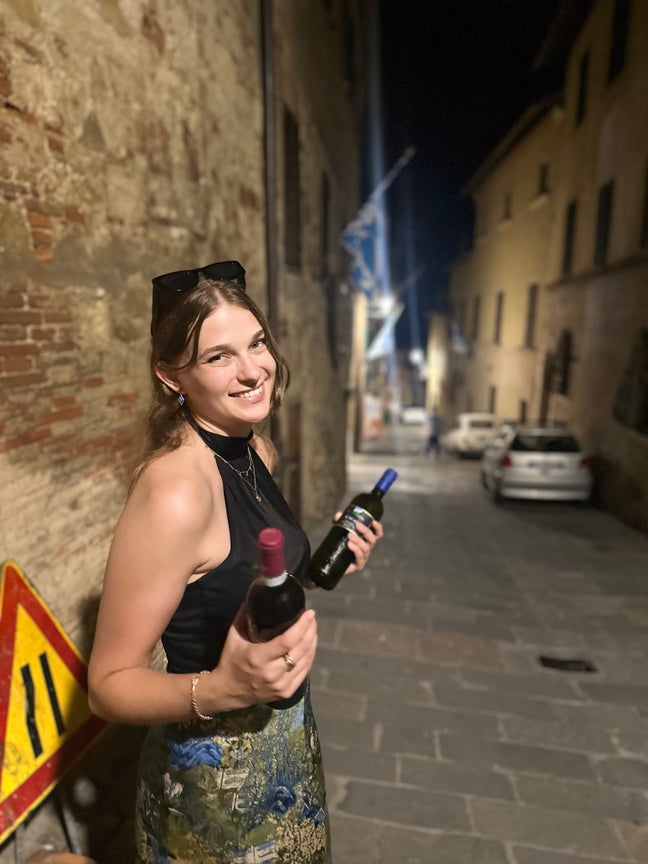 25, professional female looking for a room Main Photo
