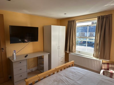 Bright Double Room with En-Suite Flackwell Heath Main Photo