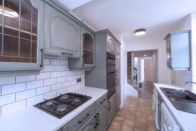 Modern en-suite rooms in professional house share Main Photo