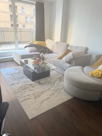 Spacious Crosshabour living (not far from canary)  Main Photo