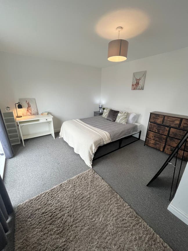Spacious Double Room in Modern 3-Bed Apartment Main Photo