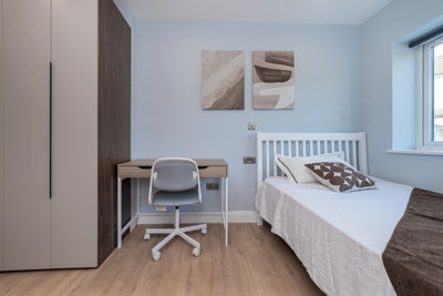 Double En-suite Available Near Town Centre SM1 Main Photo