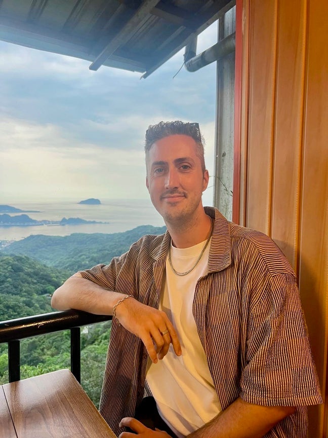 31, professional, newly arrived in London  Main Photo