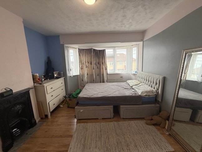 Room for rent in zone 4 east london Main Photo