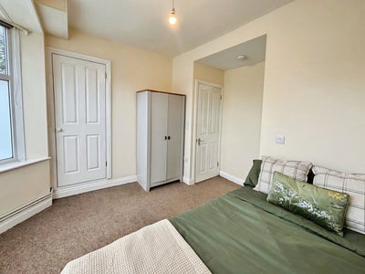 Preston Road -  En Suite Double Room Main Photo