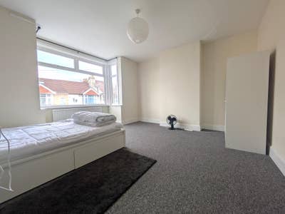 Spacious Flat in Horfield - Walk to Gloucester Rd Main Photo