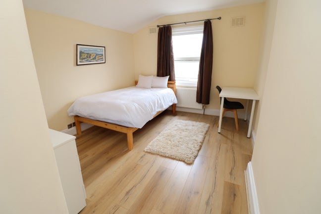 Large Rooms- Amazing Flat- Move in Now! Main Photo