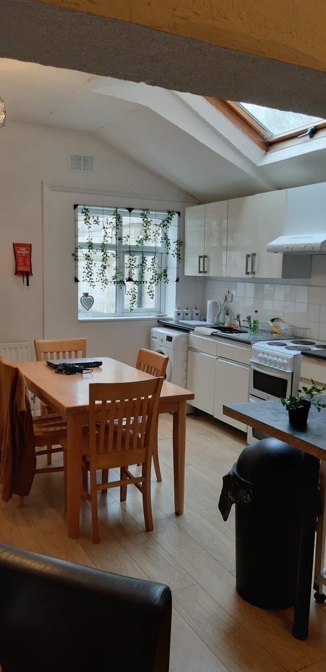 Large Double Room!  Main Photo