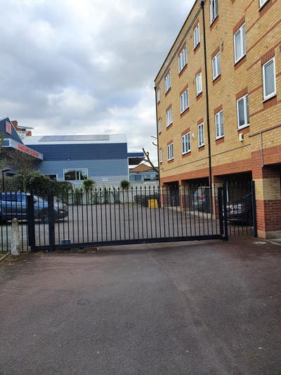 Neutrally presented 2 bedroom unit available Main Photo
