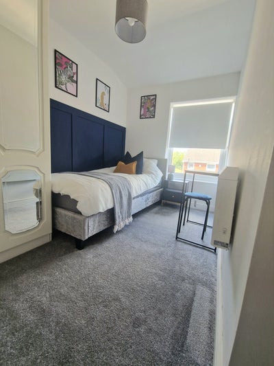  Modern 4-Bed Professional Shared Fully Furnished  Main Photo