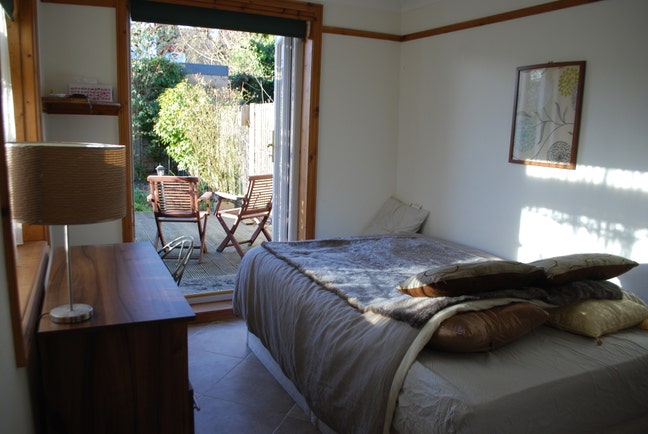 Studio kitchenette and double en suite by Bath Rd! Main Photo