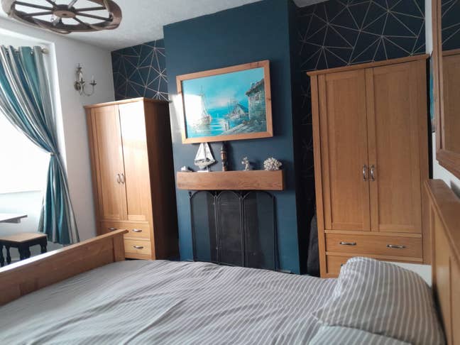 Spacious Room less than 5 minute walk to QEQM Main Photo