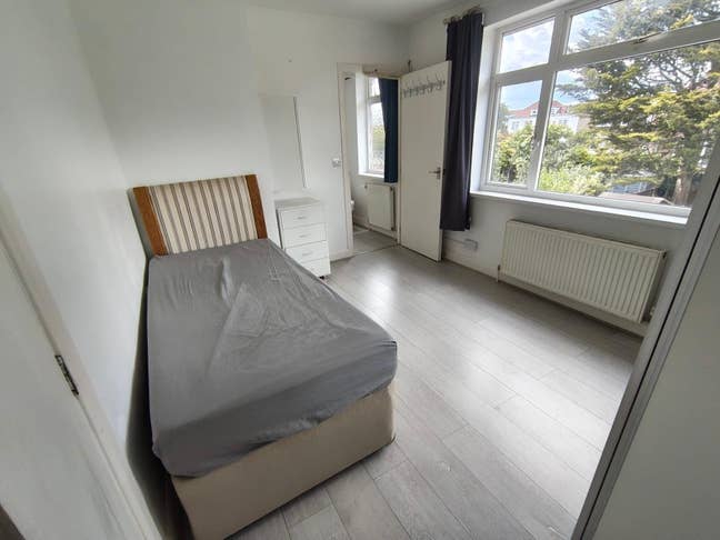 Large room with ensuite all bills and cleaning inc Main Photo