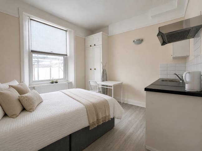 Double Room Located Seconds from Earls Court Tube Main Photo