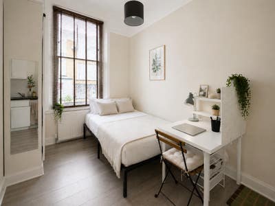 Double Room Located Seconds from Earls Court Tube Main Photo