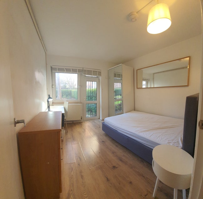 Warren St/ Euston Double room-Female Flat share Main Photo
