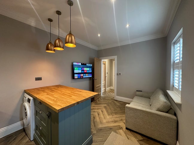 Double Bedroom in great location Main Photo