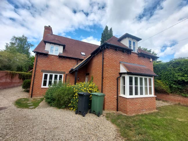 Spacious 5 bedroom property in Long Whittenham Main Photo