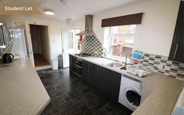 5 bedroom student HMO Main Photo