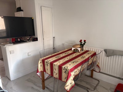 Newly refurbished single room- Latin vibes  Main Photo
