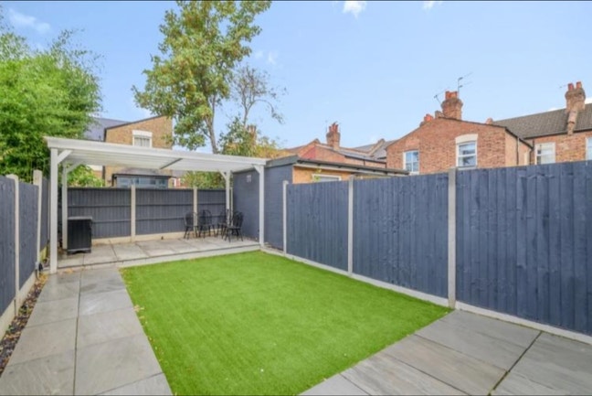 Room in a 3 bedroom house share Main Photo
