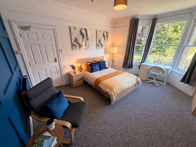 Tastefully decorated room in managed HMO Main Photo