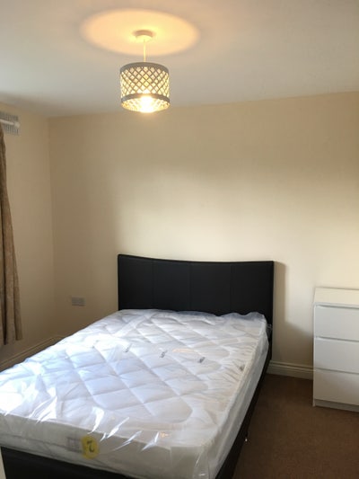 Double Bedroom - professional female house share Main Photo