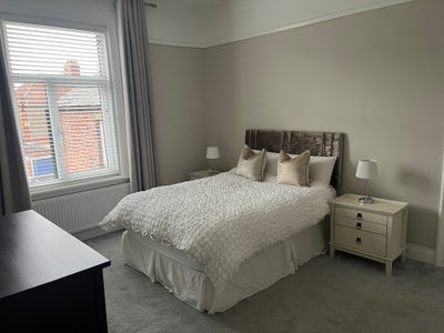 Large double room near hospital and train Main Photo