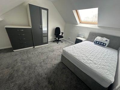 A double bed room available near train   Main Photo