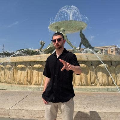 Professional Male seeks a single or double room Main Photo