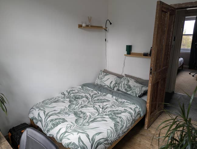 Wee double bedroom in Leith Main Photo