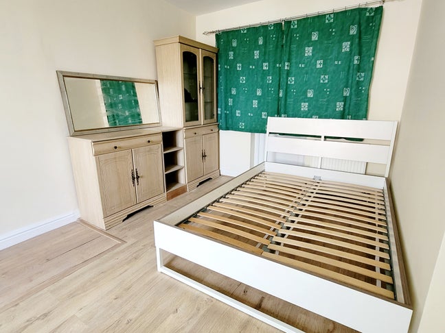 A Quality Double & Single Bedroom to Rent in Egham Main Photo