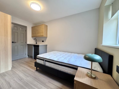 Rooms in newlyrefurbished house SW19 Main Photo