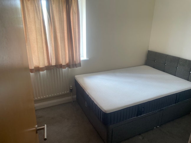 Clean and tidy room available immediately  Main Photo